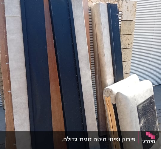 חלקי רהיטים מונחים על הרצפה בחוץ